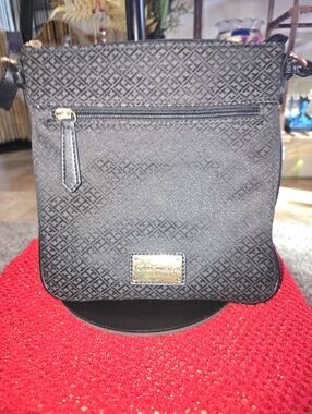 Tommy Hilfiger Black Textured Crossbody Bag w/Gold Plate In Preloved Condition